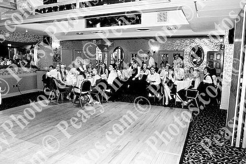 Ball Photography by Peasy Photos. ID:5559-BW-20081127LEIC.jpg